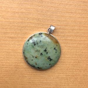 🌻2/$30 Vintage Green Stone Pendant